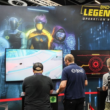 Ein Mitarbeiter des Bundesnachrichtendienstes (BND) macht mit Besuchern der Gamescom das BND-Computerspiel «BND Legenden». Mit einem Stand auf der Computerspielemesse (20.-24. August 2025) will der BND um Mitarbeiter werben.