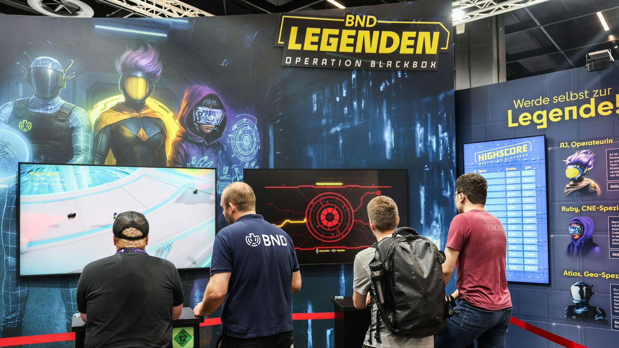 Ein Mitarbeiter des Bundesnachrichtendienstes (BND) macht mit Besuchern der Gamescom das BND-Computerspiel «BND Legenden». Mit einem Stand auf der Computerspielemesse (20.-24. August 2025) will der BND um Mitarbeiter werben.