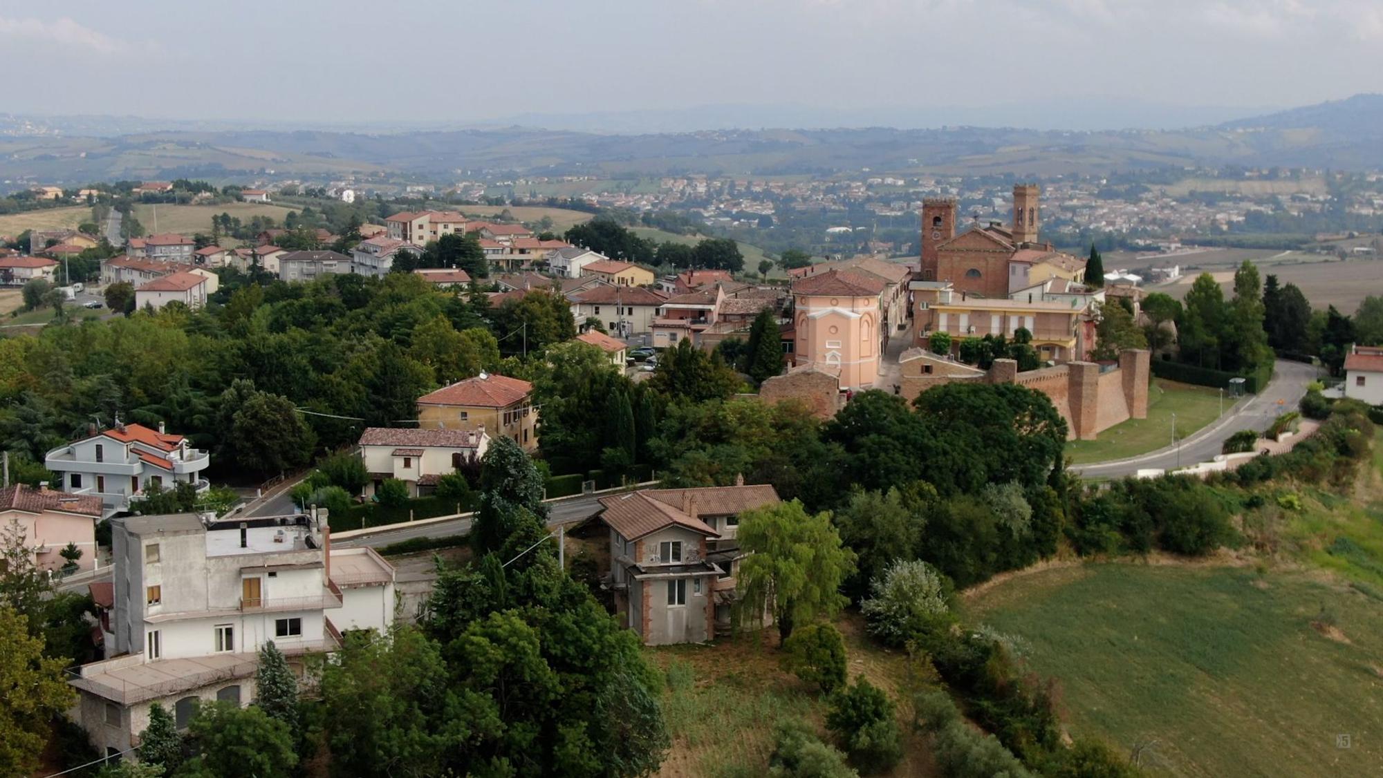 Italien, San Clemente: Blick auf San Clemente im Hinterland von Rimini.