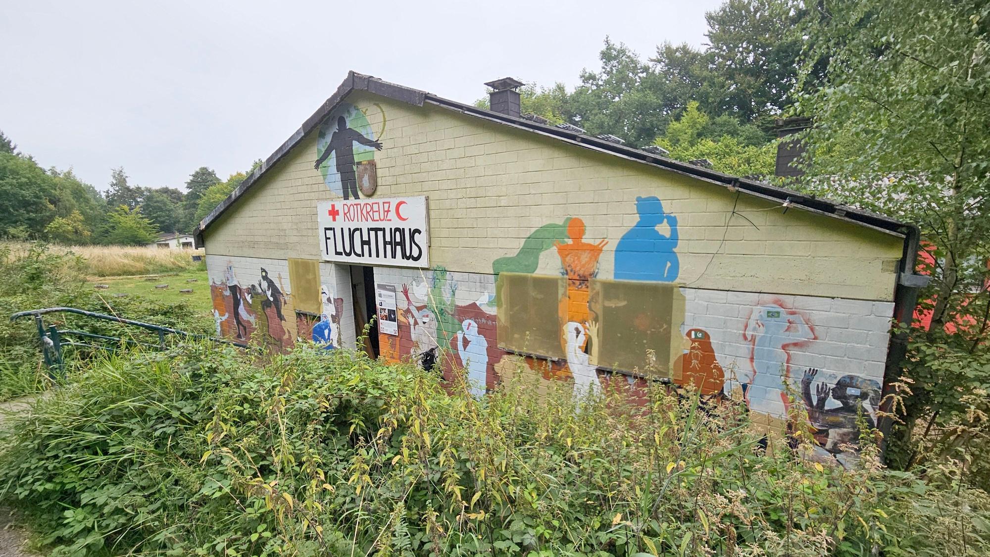 Die Giebelwand des Fluchthauses ist mit Figuren bemalt.
