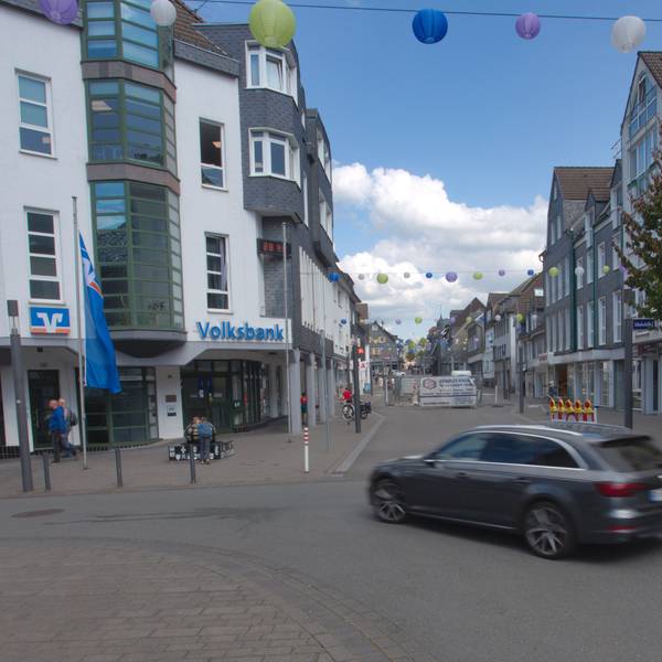 Das Foto zeigt ein Auto auf der Hochstraße, dass in Höhe der Sperrung abbiegt.