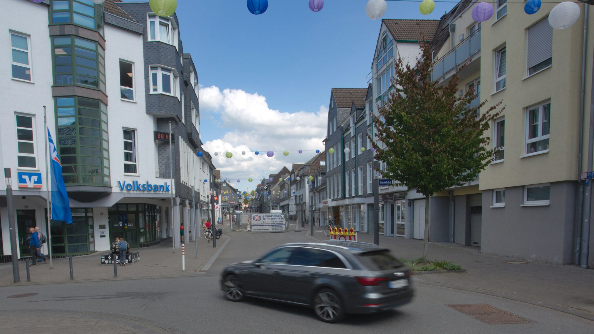 Das Foto zeigt ein Auto auf der Hochstraße, dass in Höhe der Sperrung abbiegt.
