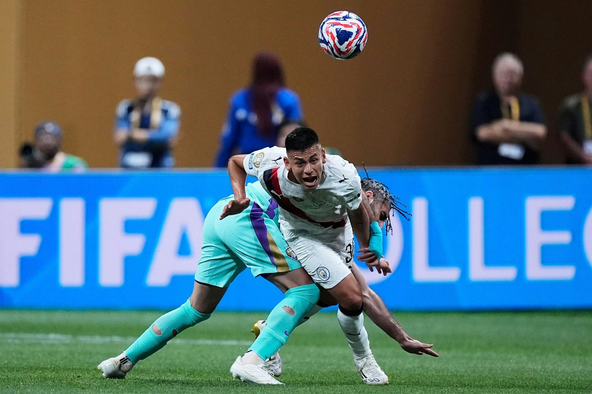 Der 19 Jahre alte Argentinier Claudio Echeverri (vorne) spielt kommende Saison für Bayer Leverkusen.
