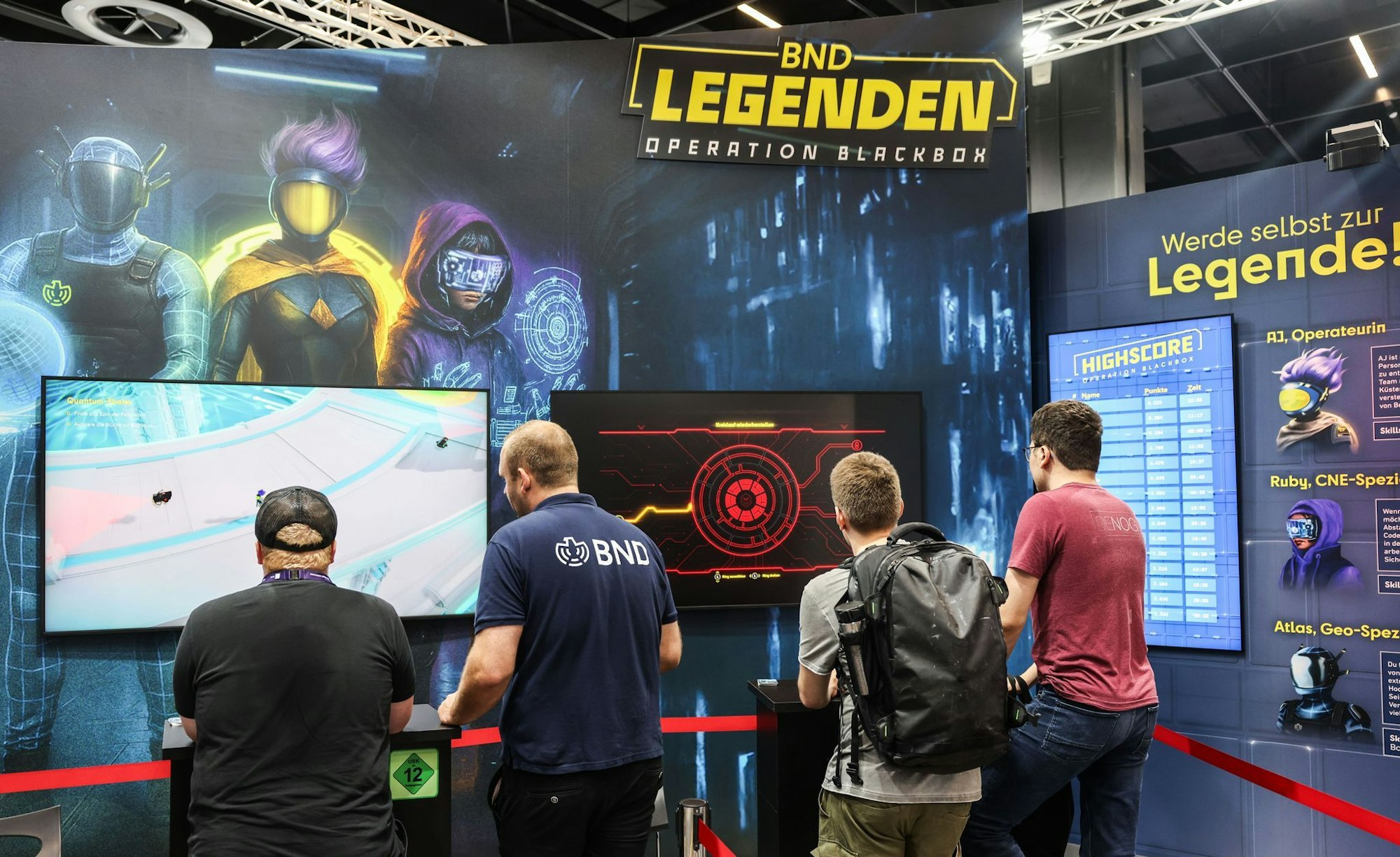 Gamescom-Besucher testen das BND-Computerspiel aus.