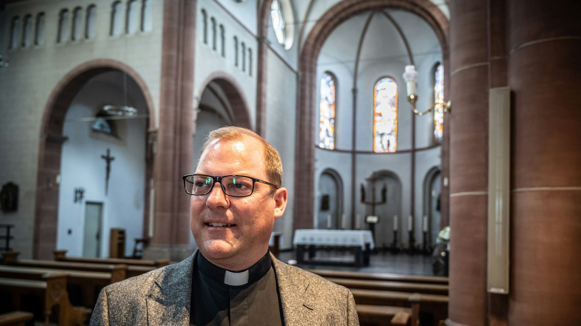 Pfarrer Hendrick Hülz in der Kirche Sankt Andreas Schlebusch. er geht nach Bergheim und wird dort Pfarrer der neuen Großpfarrei Sankt Barbara. Bild: Ralf Krieger