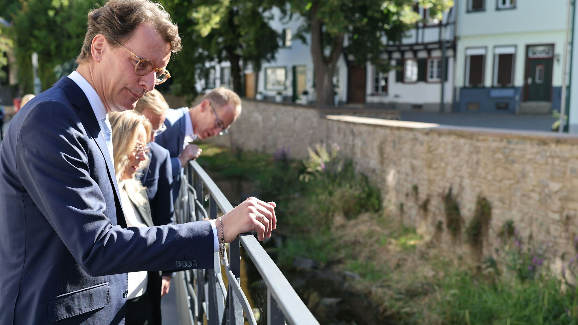 An der Erft lässt sich Hendrik Wüst erklären, mit welchen Maßnahmen künftig Hochwasser aus der Innenstadt gehalten werden kann.