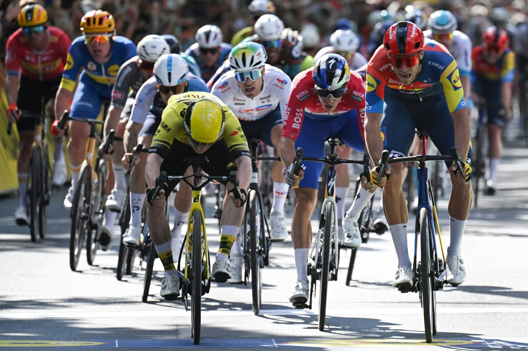 Matthew Brennan (l) gewinnt den Massensprint der ersten Etappe der Deutschland Tour vor Jonathan Milan.