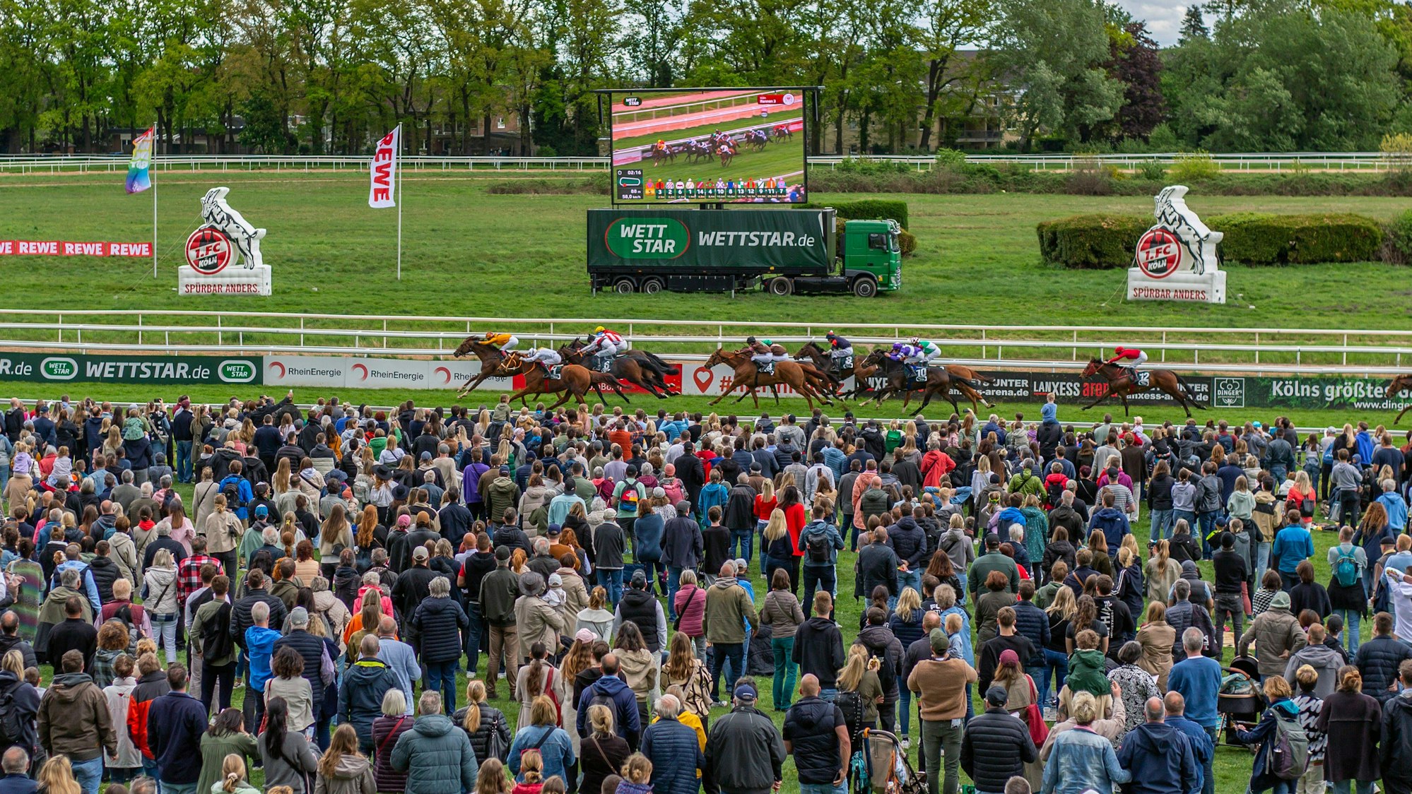 Renntag des 1. FC Köln am 21. April 2025 auf der Galopprennbahn in Köln-Weidenpesch. Radio Köln Rennen FC-Renntag *** Race day of 1 FC Köln on April 21, 2025 at the racecourse in Cologne Weidenpesch Radio Köln Rennen FC Renntag