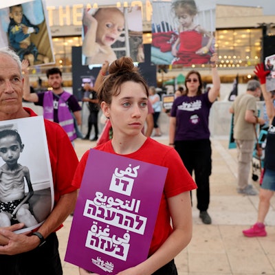 Auf Protesten gegen die israelische Regierung halten Demonstranten Bilder von hungernden Kindern in Gaza hoch. (Archivbild)