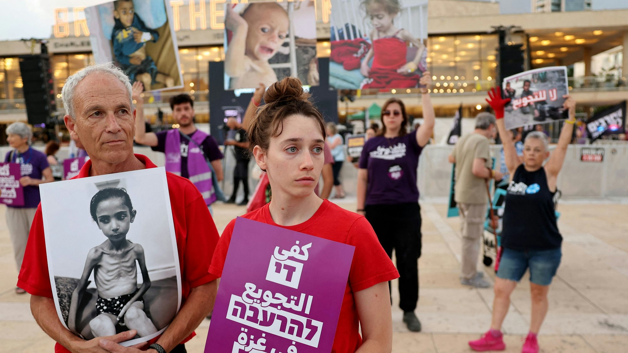 Auf Protesten gegen die israelische Regierung halten Demonstranten Bilder von hungernden Kindern in Gaza hoch. (Archivbild)