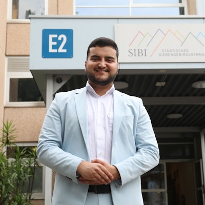 Ein Mann vor dem Eingang des Siebengebirgsgymnasiums.