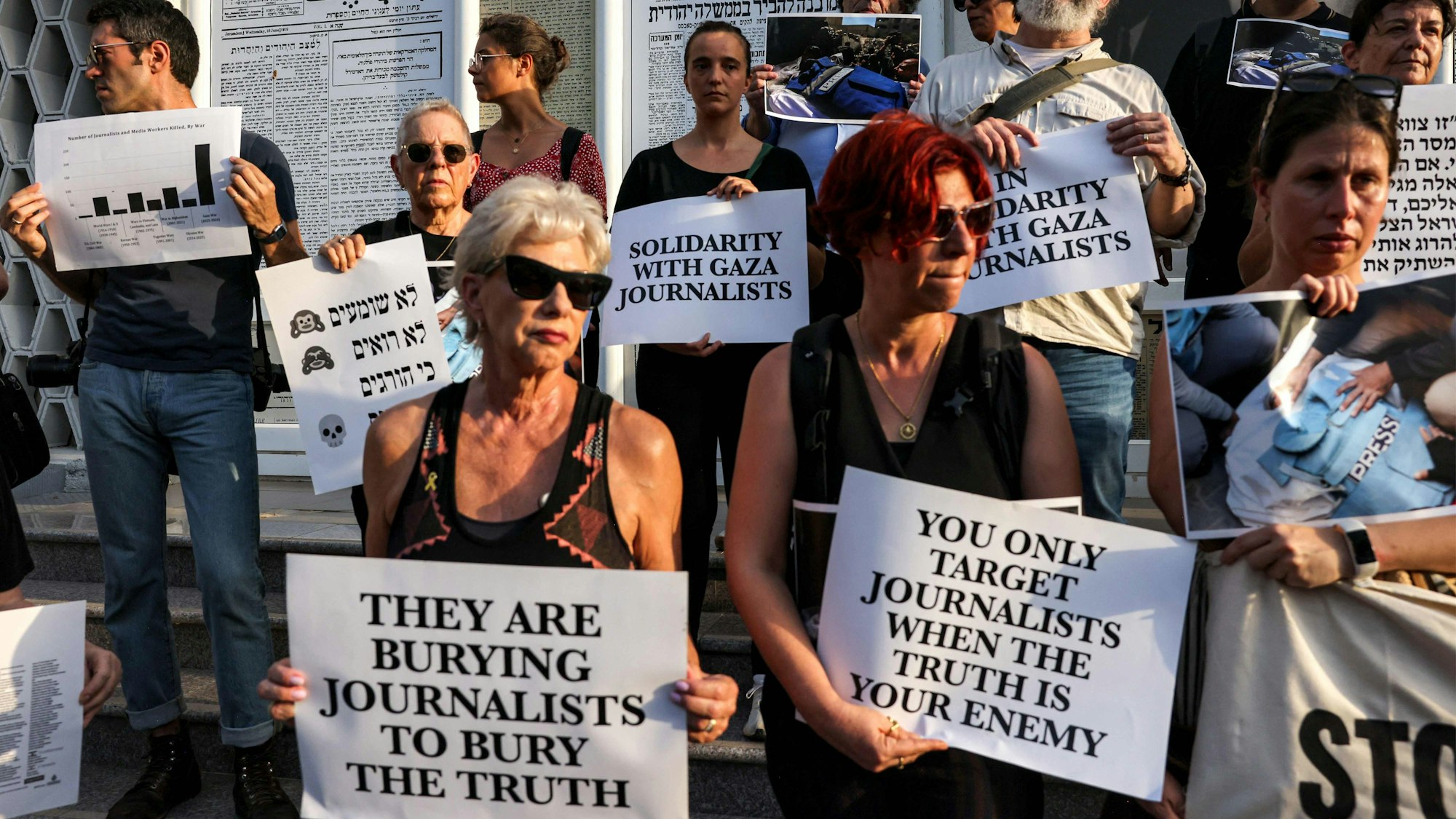 Menschen protestieren gegen die Angriffe auf Journalisten in Gaza vor dem Press House in Tel Aviv. (Archivbild)