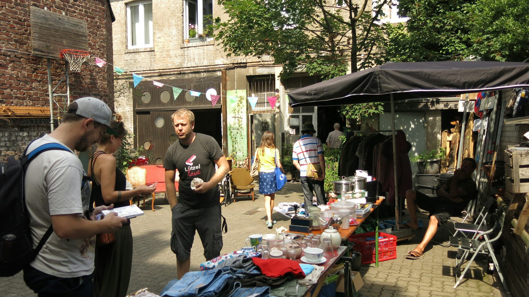 Bei einem Hofflohmarkt verkaufen Privatleute ihren Trödel im eigenen Hof.