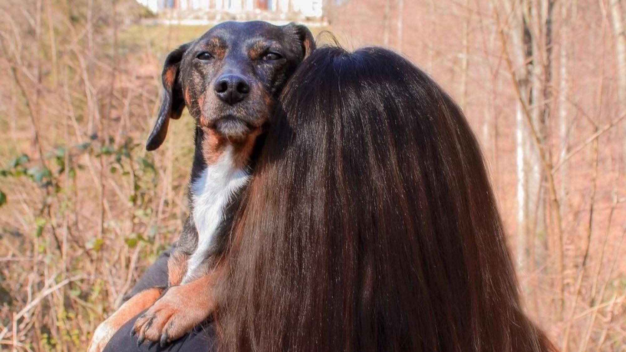 Sabrina mit ihrem ersten, mittlerweile gestorbenen Assistenzhund. Die Krankenkasse lehnte die Kostenübernahme für einen neuen Hund ab.