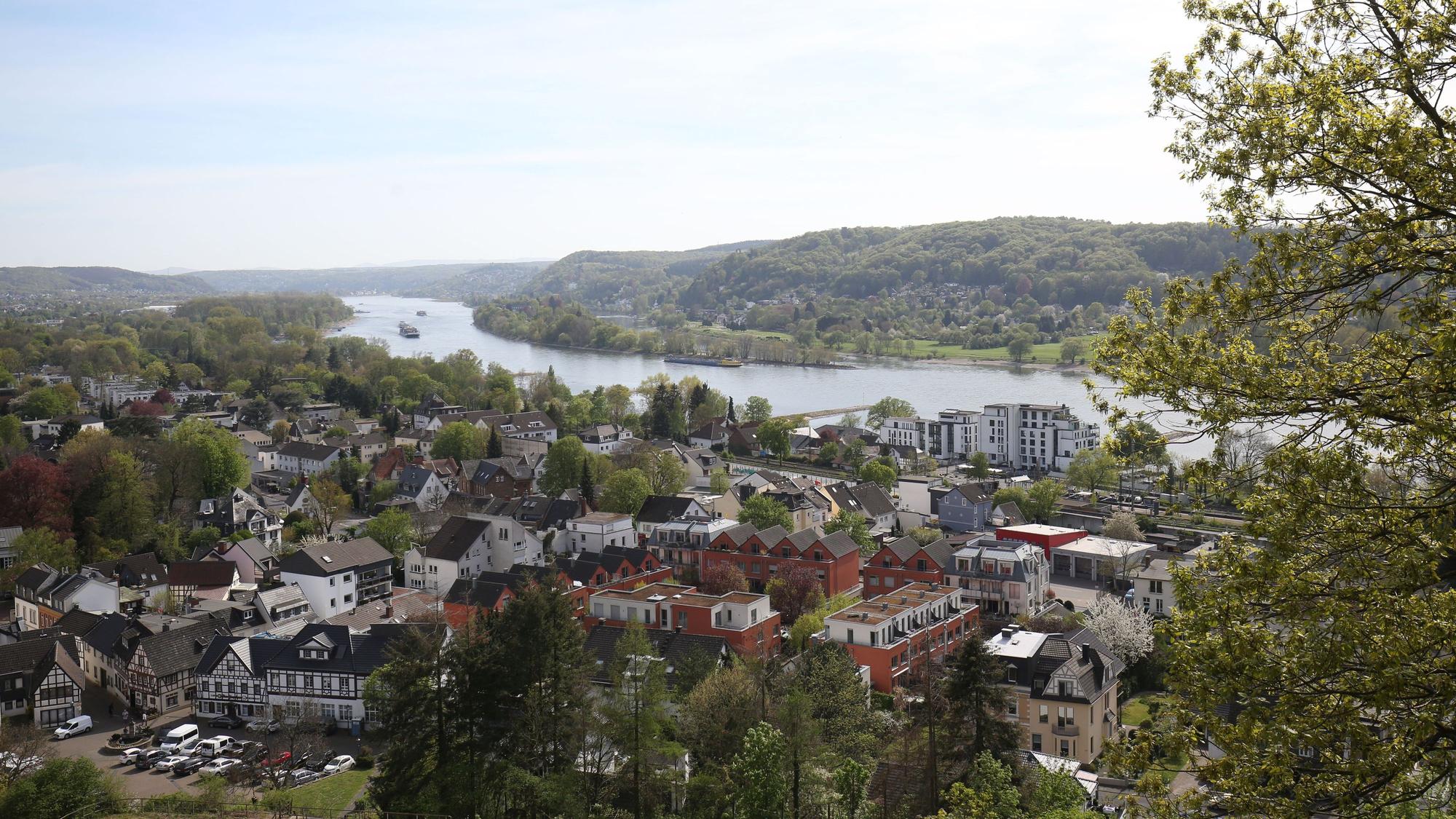 Ansicht eines Ortes mit dem Rhein im Hintergrund.