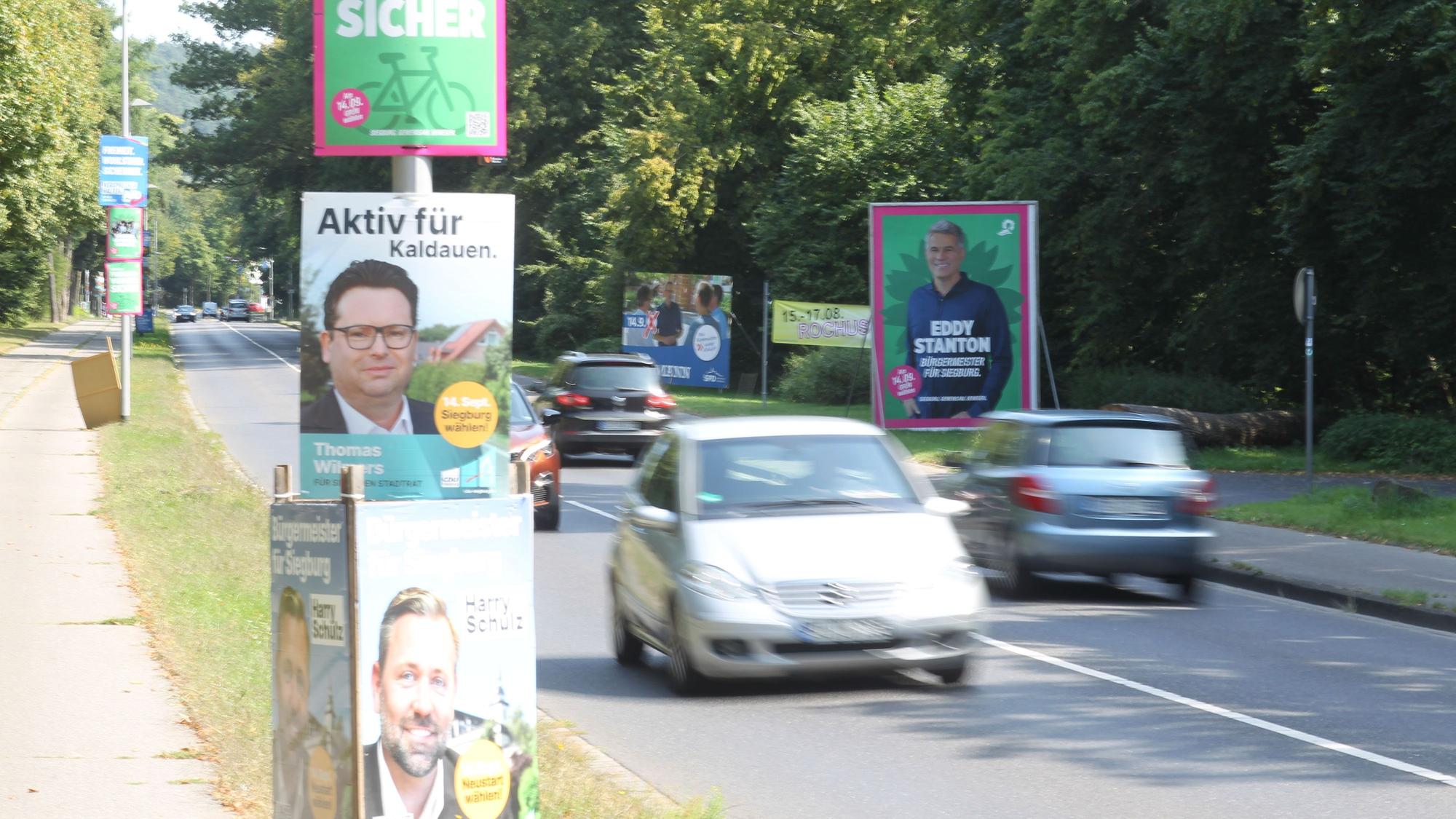 In Kaldauen hängen an fast jeder Laterne Wahlplakate.