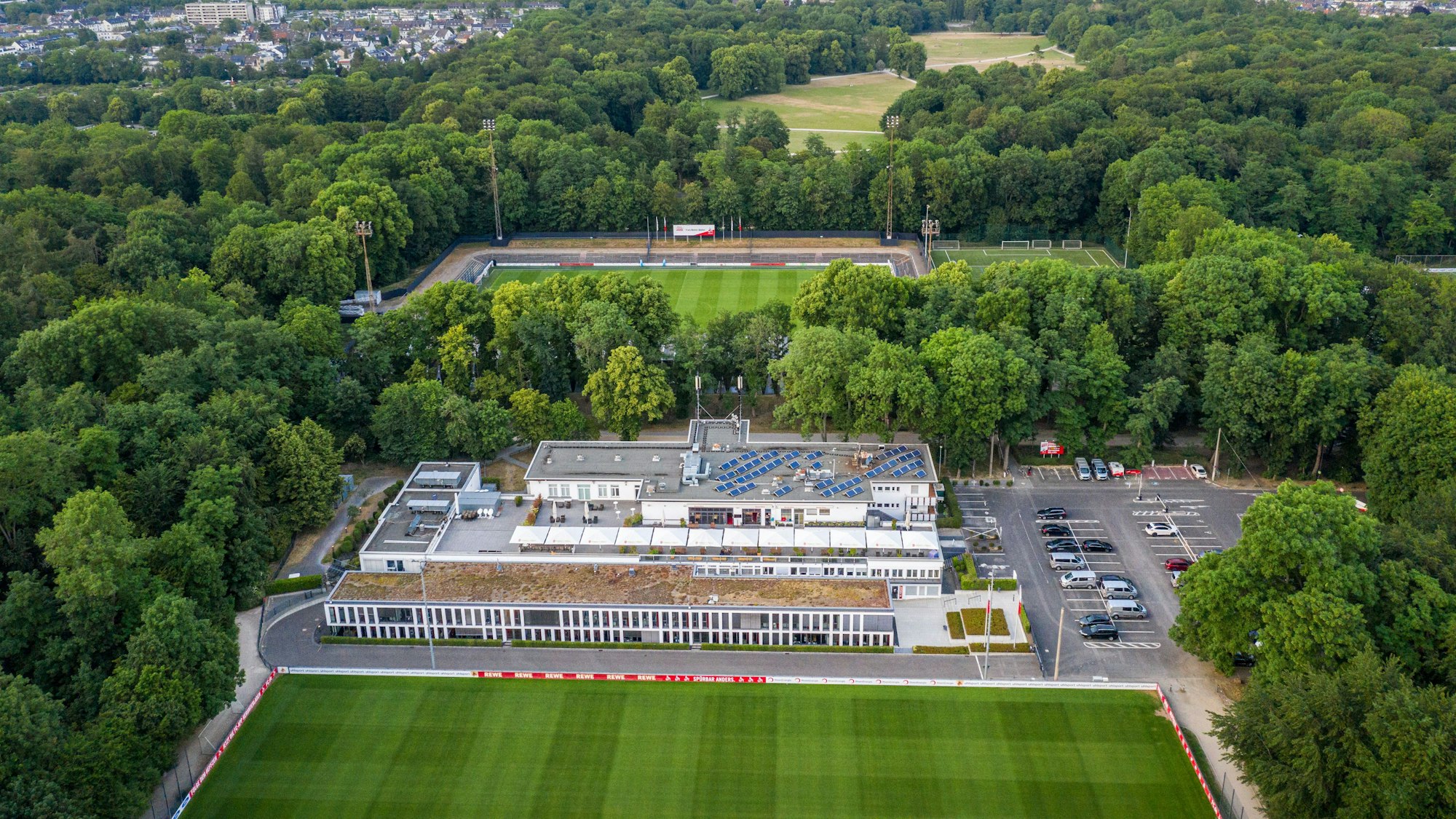 Das Geißbockheim genannte Clubhaus des Fußballverein 1. FC Köln mit dem Trainingsplatz 1 (vorne) und dem Franz-Kremer-Stadion (hinten) im Äußeren Grüngürtel.