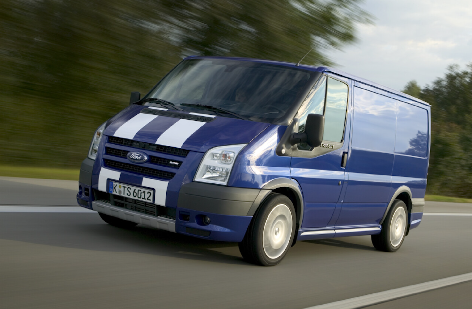 Blauer Ford Transit