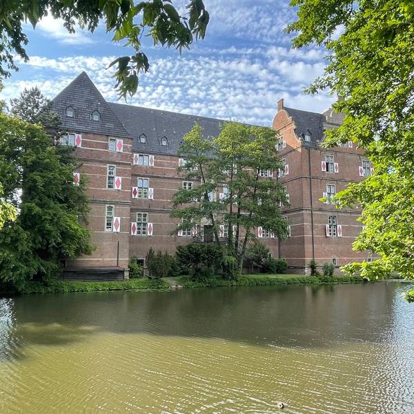 Das Foto zeigt ein Wasserschloss.