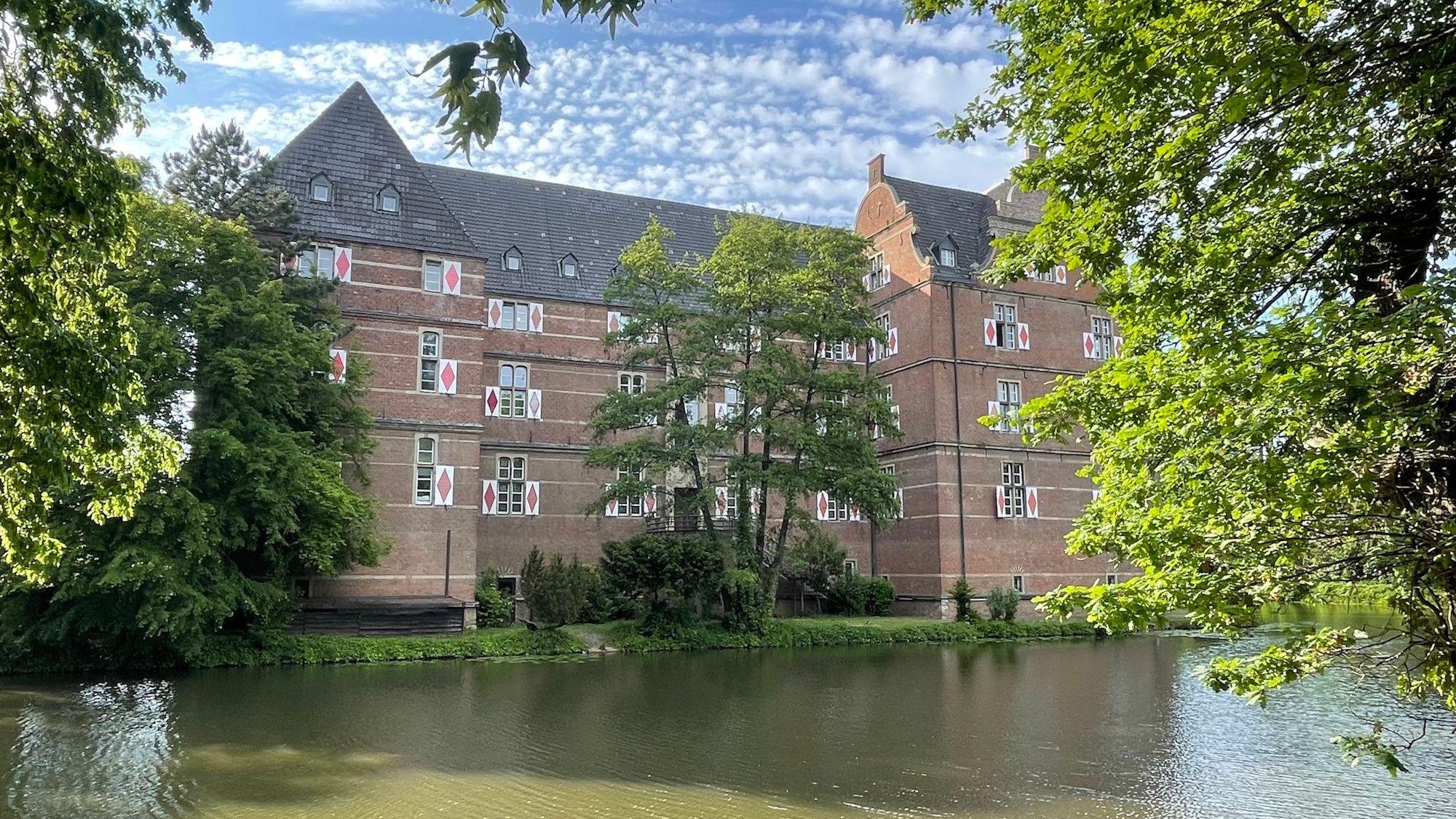 Das Foto zeigt ein Wasserschloss.
