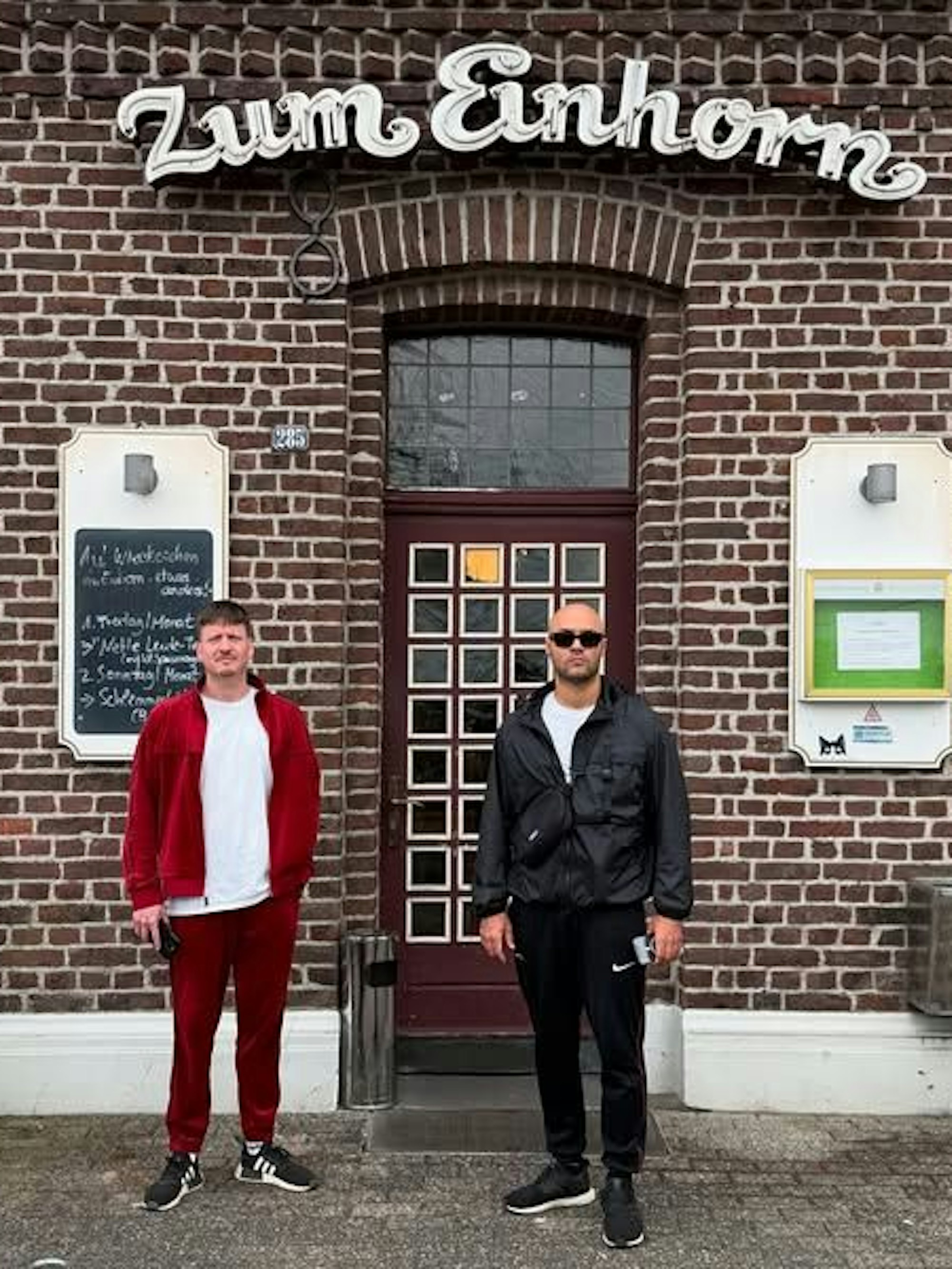 Die Rapper Nico und Tarek vor dem Gasthaus „Zum Einhorn“ in Kevelaer.