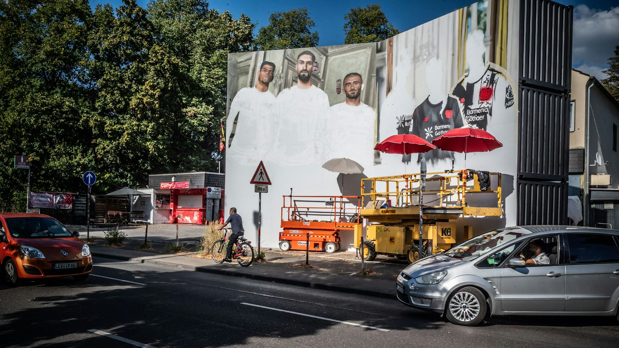Eine temporäres Großbild an sechs Übersee-Containern auf einem privaten Parkplatz an der Bismarckstraße nahe Konrad-Adenauer-Platz muss wohl wieder abgebaut werden. Dort sollte für Trikots geworben werden.