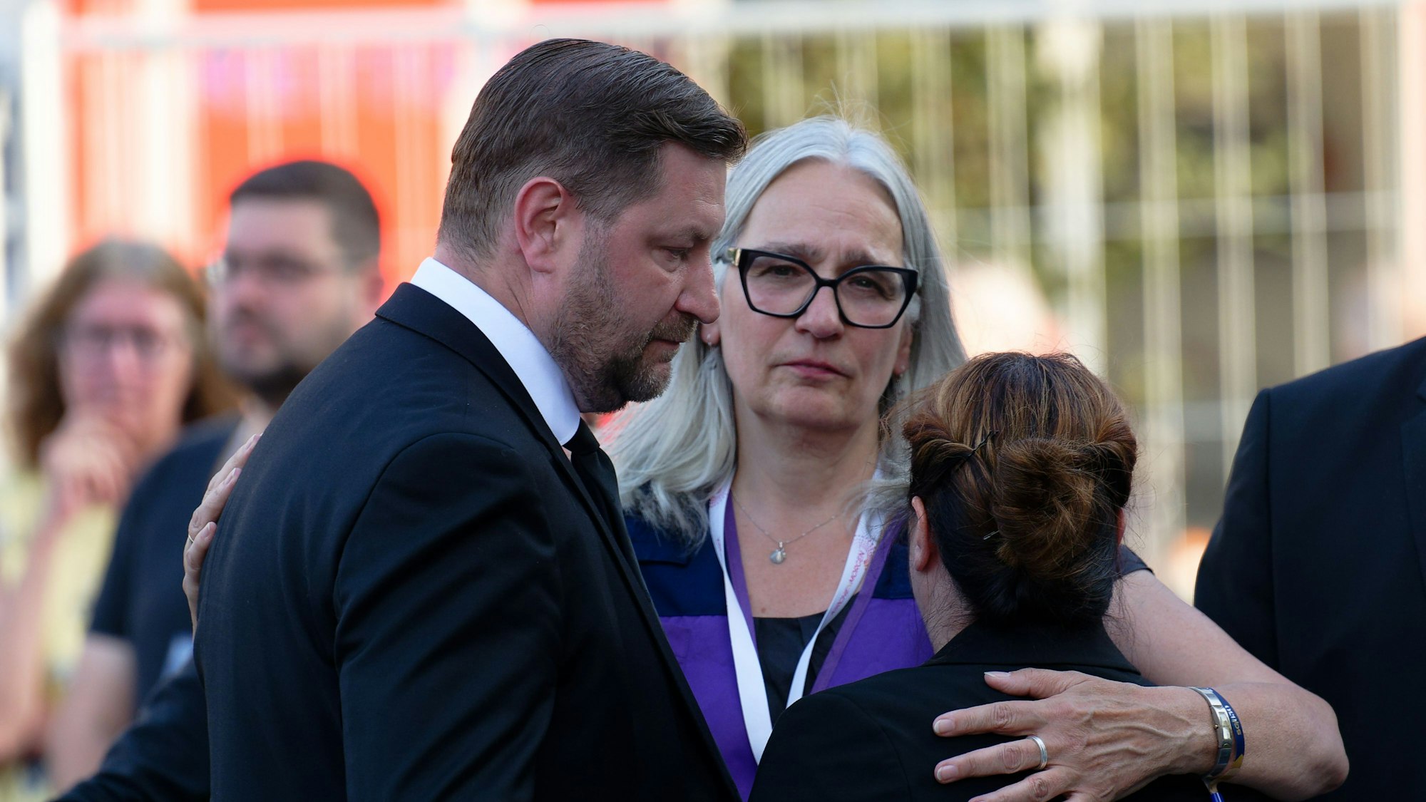24. August: Ilka Werner (mitte) nimmt mit Oberbürgermeister Tim Kurzbach (SPD, links) und seiner Ehefrau (rechts) an einer Andacht auf Neumarkt in Gedenken an die Opfer der Messerattacke auf dem Solinger Stadtfest teil.