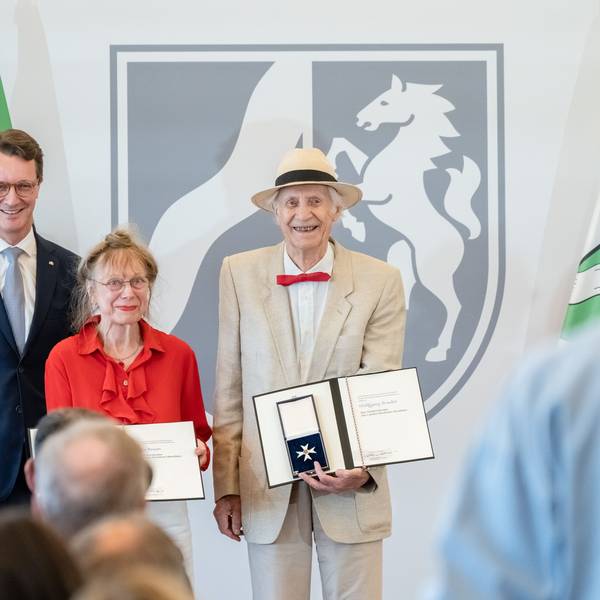 Ministerpräsident Hendrik Wüst mit Wicze Braun und Wolfgang Brudes, den Gründern des Sinneswalds in Leichlingen