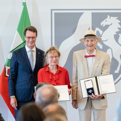 Ministerpräsident Hendrik Wüst mit Wicze Braun und Wolfgang Brudes, den Gründern des Sinneswalds in Leichlingen