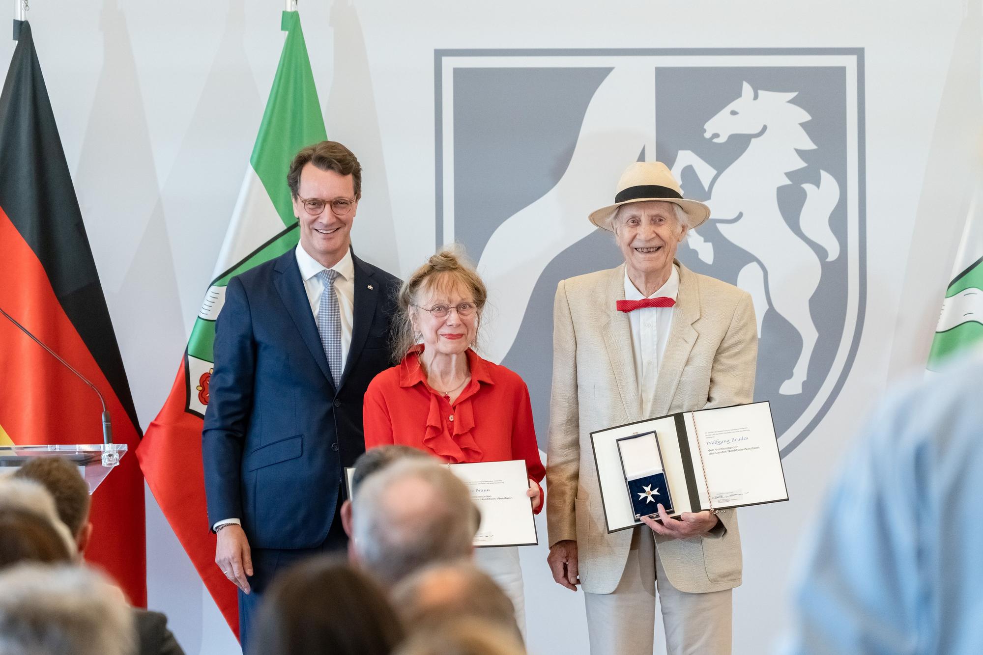 Ministerpräsident Hendrik Wüst mit Wicze Braun und Wolfgang Brudes, den Gründern des Sinneswalds in Leichlingen