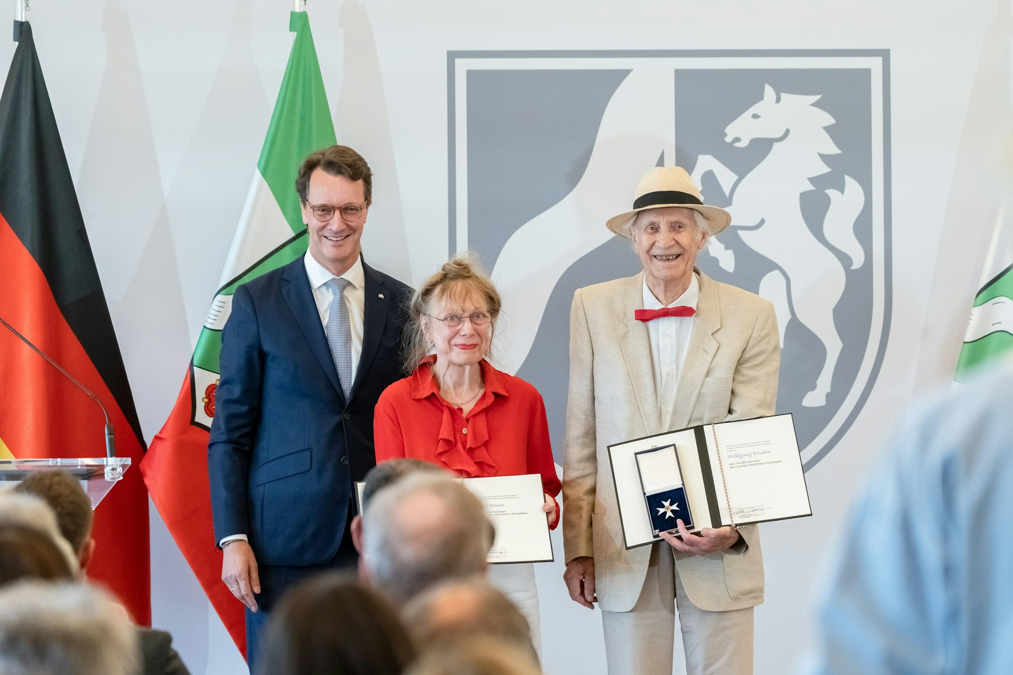 Ministerpräsident Hendrik Wüst mit Wicze Braun und Wolfgang Brudes, den Gründern des Sinneswalds in Leichlingen