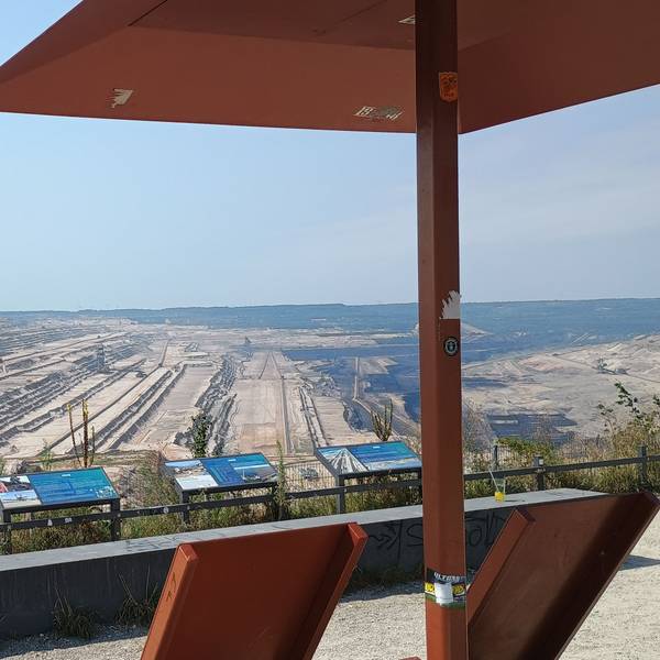Das Bild zeigt die Aussicht auf den Tagebau.