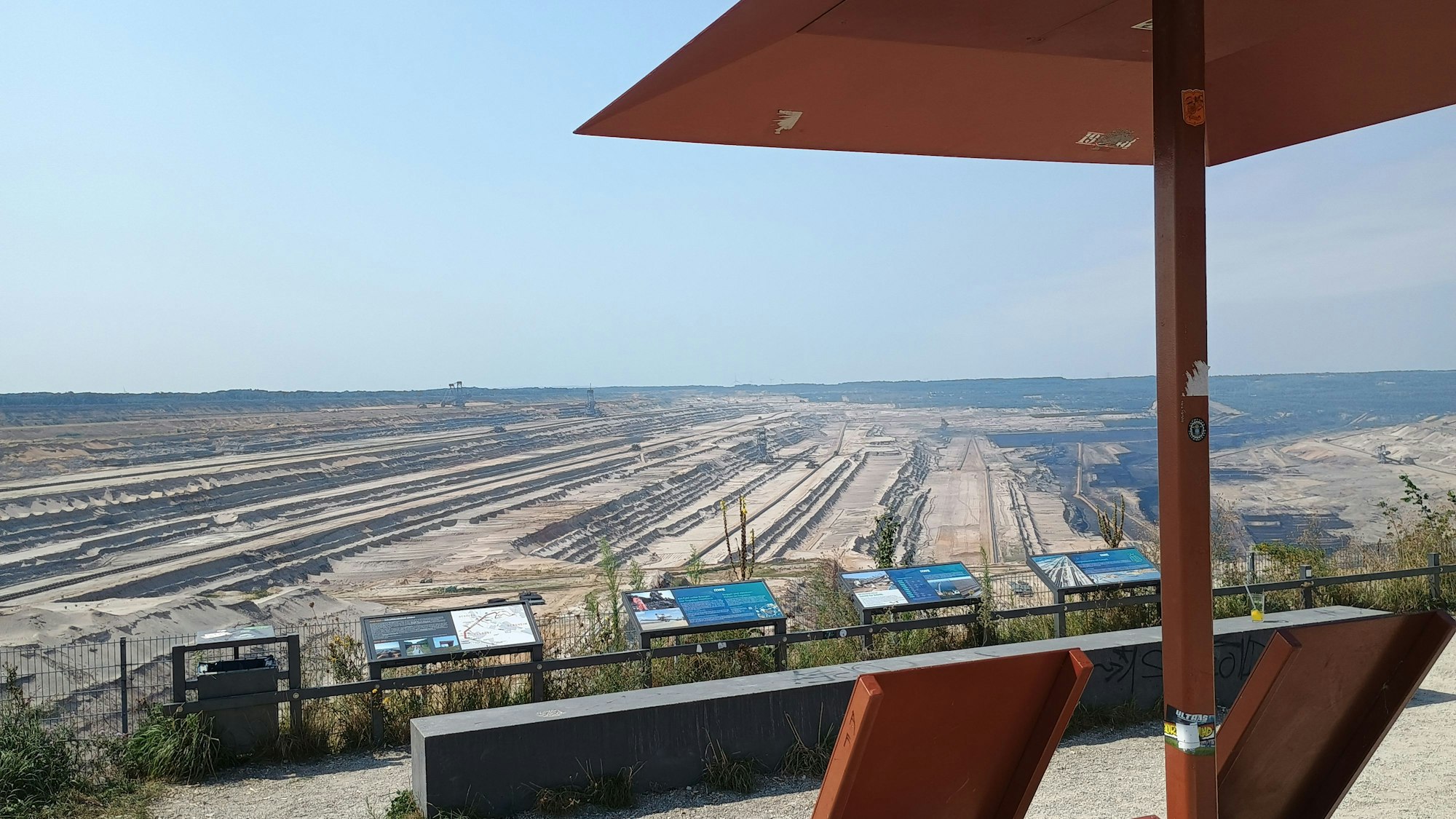 Das Bild zeigt die Aussicht auf den Tagebau.