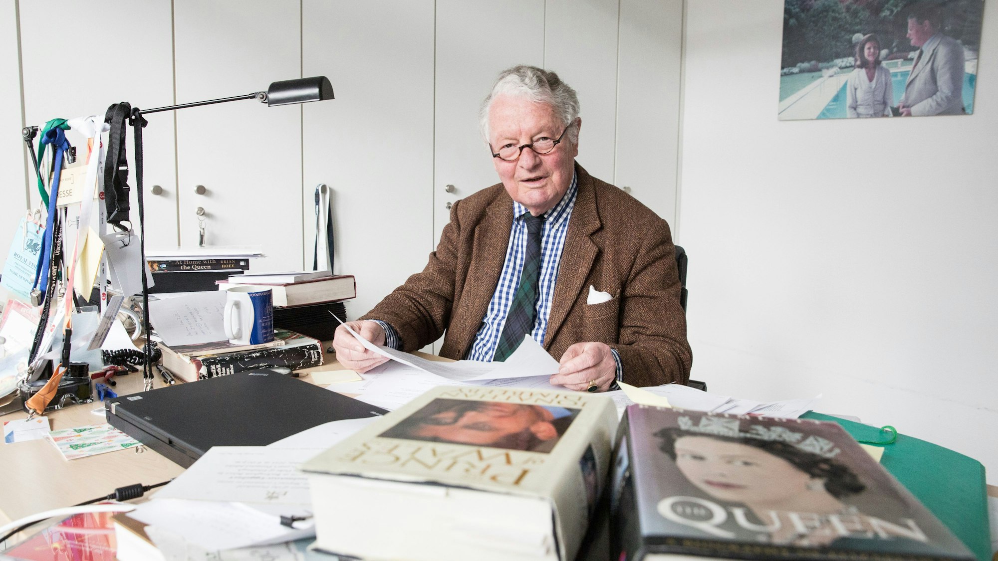 Adelsexperte Rolf Seelmann-Eggebert sitzt in Hamburg hinter seinem Schreibtisch in den Räumen seiner Produktionsfirma.