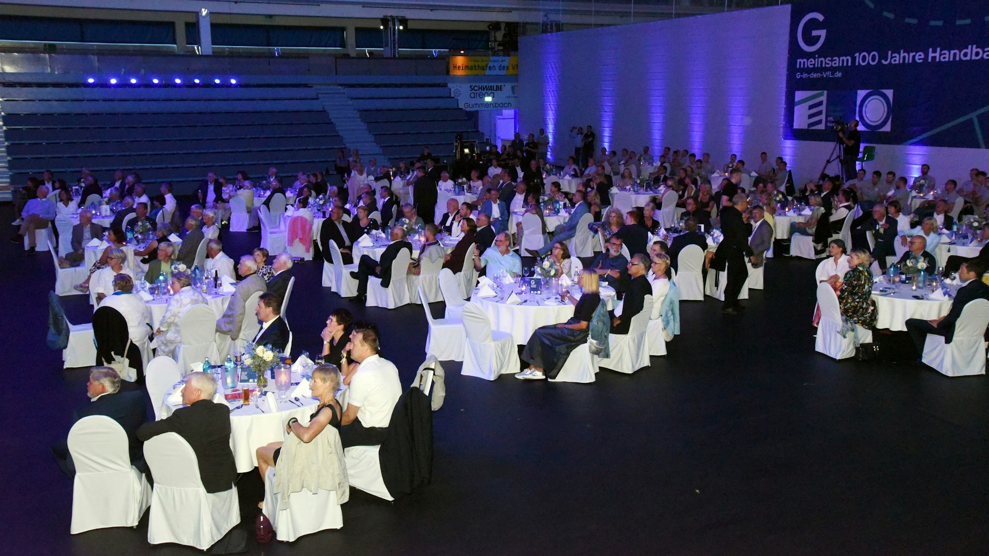 180 geladene Gäste in der geschmückten Schwalbe-Arena.