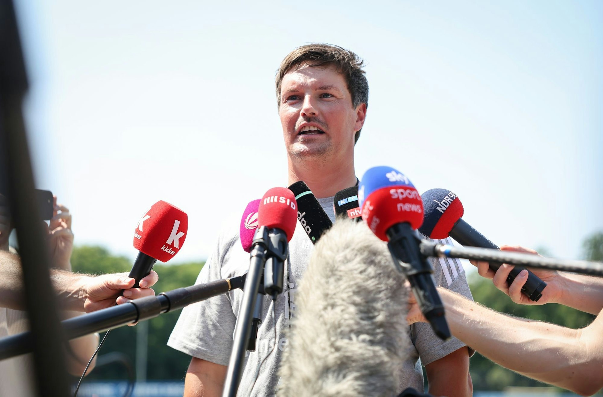 Ist vor seiner ersten Bundesliga-Saison gefragt: HSV-Cheftrainer Merlin Polzin (Archivbild)