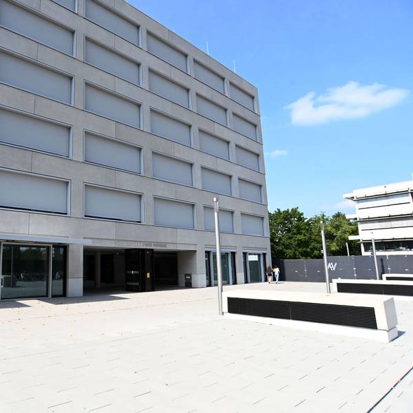 Das Servicehaus vom Studierendenwerk an der Universitätsstraße 14 wird seit Dezember 2024 genutzt. Bis auf ein paar neue Bäume gibt es kaum Grün und nur versiegelte Fläche um den Bau.