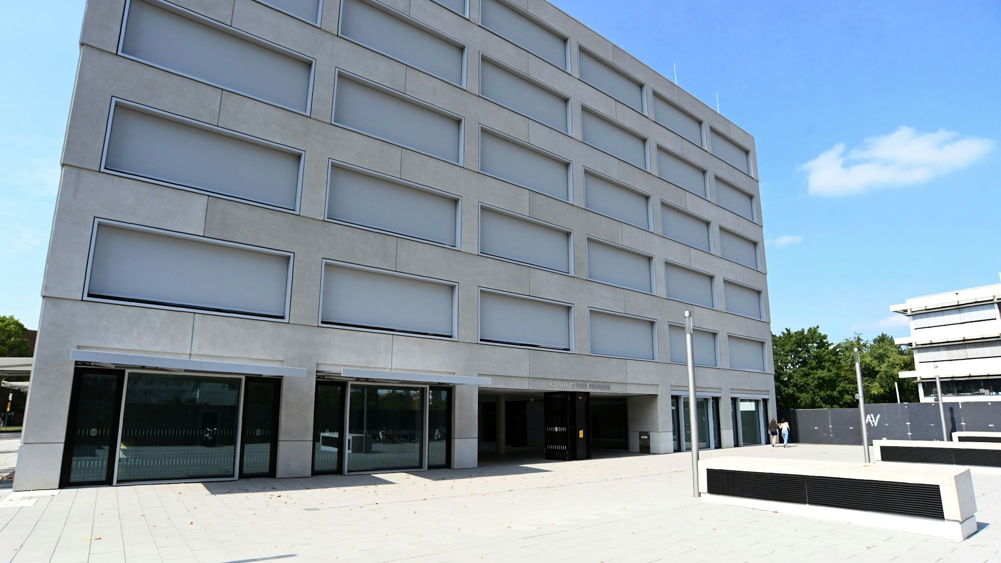 Das Servicehaus vom Studierendenwerk an der Universitätsstraße 14 wird seit Dezember 2024 genutzt. Bis auf ein paar neue Bäume gibt es kaum Grün und nur versiegelte Fläche um den Bau.