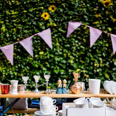 Bei Hofflohmärkten verkaufen Privatleute ihren Trödel.