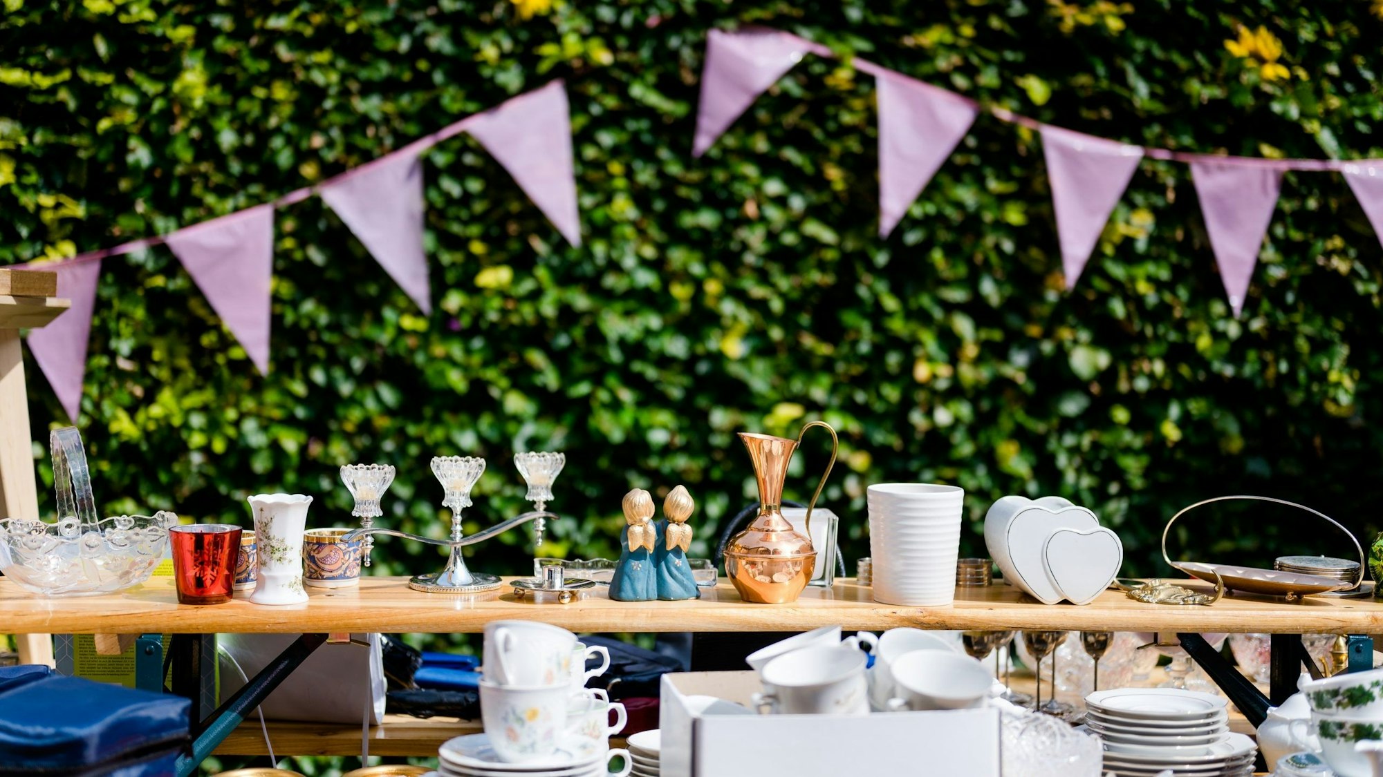 Bei Hofflohmärkten verkaufen Privatleute ihren Trödel.