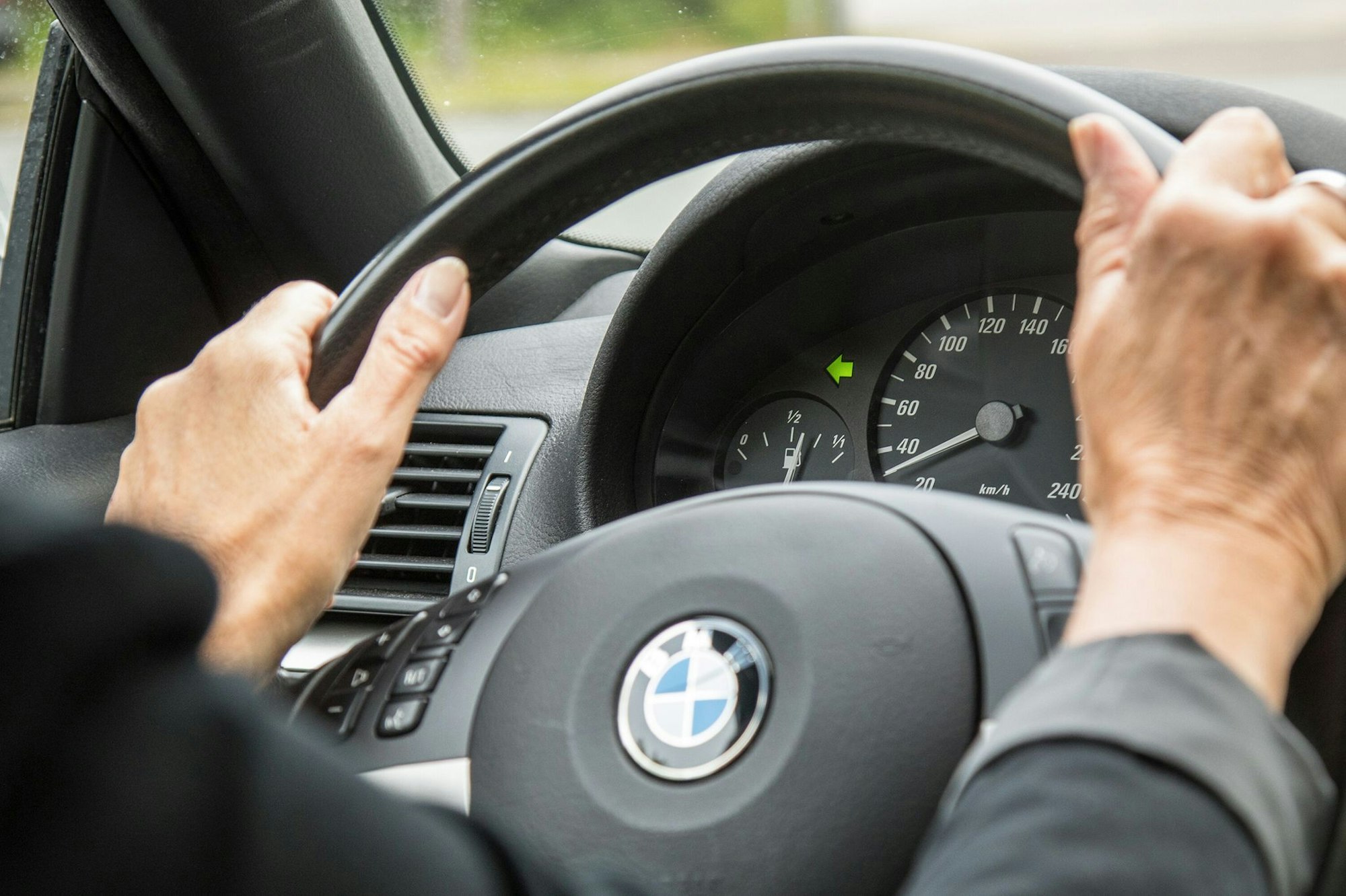 Blinken, abbiegen - und fahren, denn ich habe Vorfahrt. Allerdings: Auch dann kann man nach Unfällen mithaften.