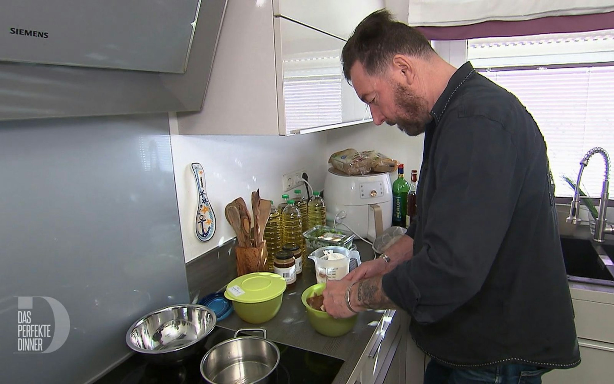 Süßspeisen-Verächter Thomas bereitet das erste Dessert seines Lebens zu. (Bild: RTL)