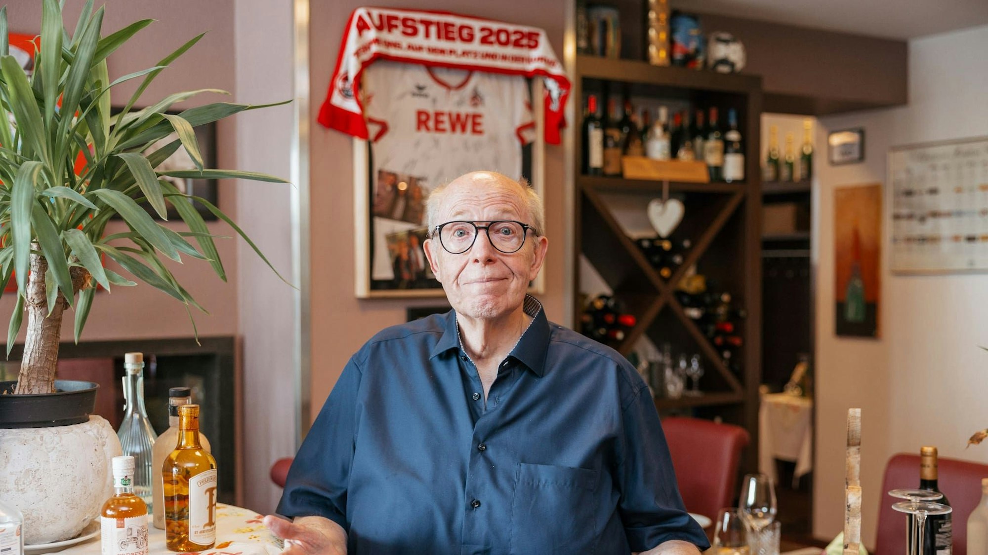 Reiner Calmund wie er vor demTrikot des Leverkusener Erzrivalen 1. FC Köln posiert – der Lieblingsverein von Uwe Kern, der das Landhaus Thea im saarländischen Schwalbach betreibt.