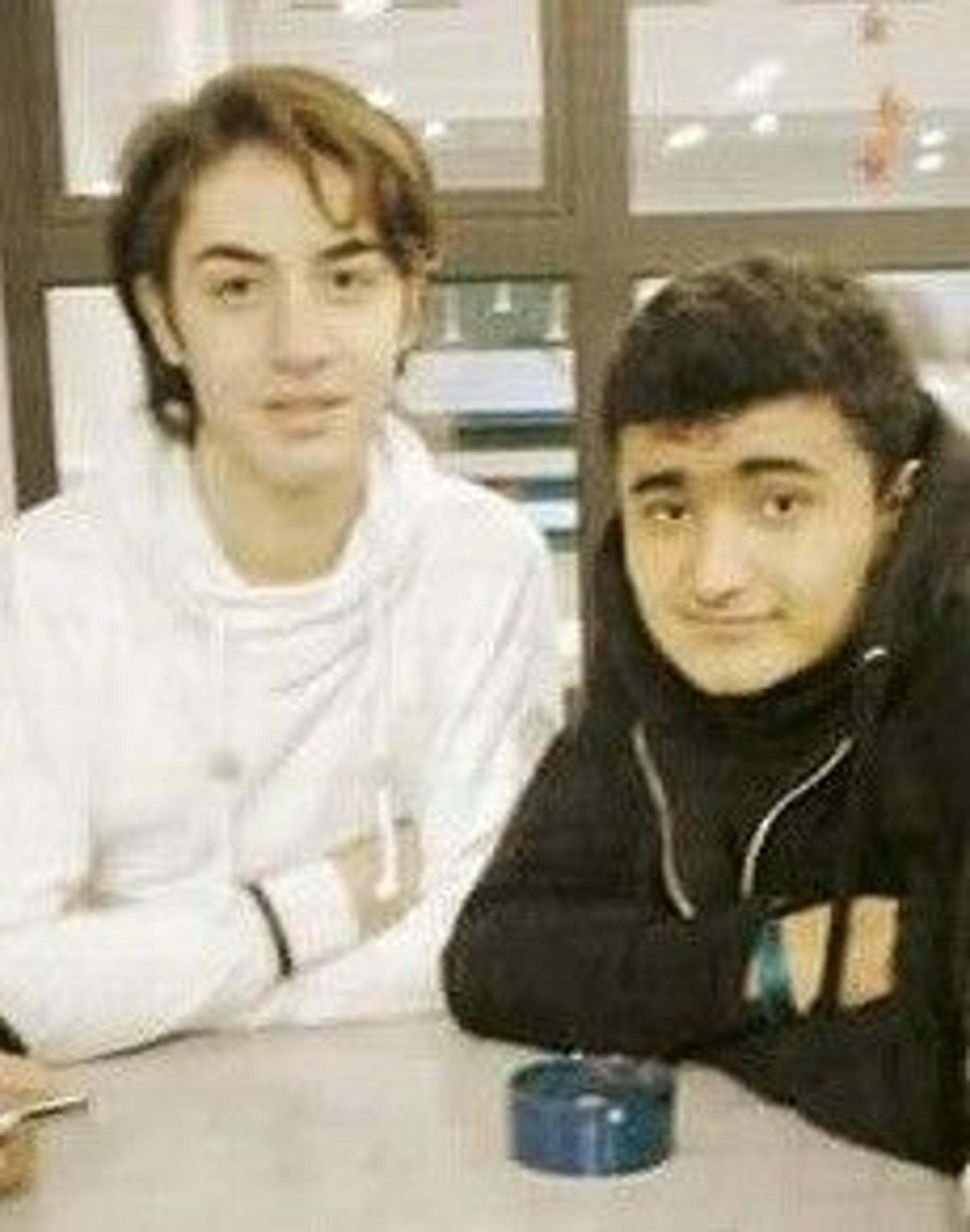 Wissam Abu Alneaj und Nawid Hamidi stehen mit verschränkten Armen nebeneinander. Die Aufnahme stammt aus ihrer Jugendzeit.