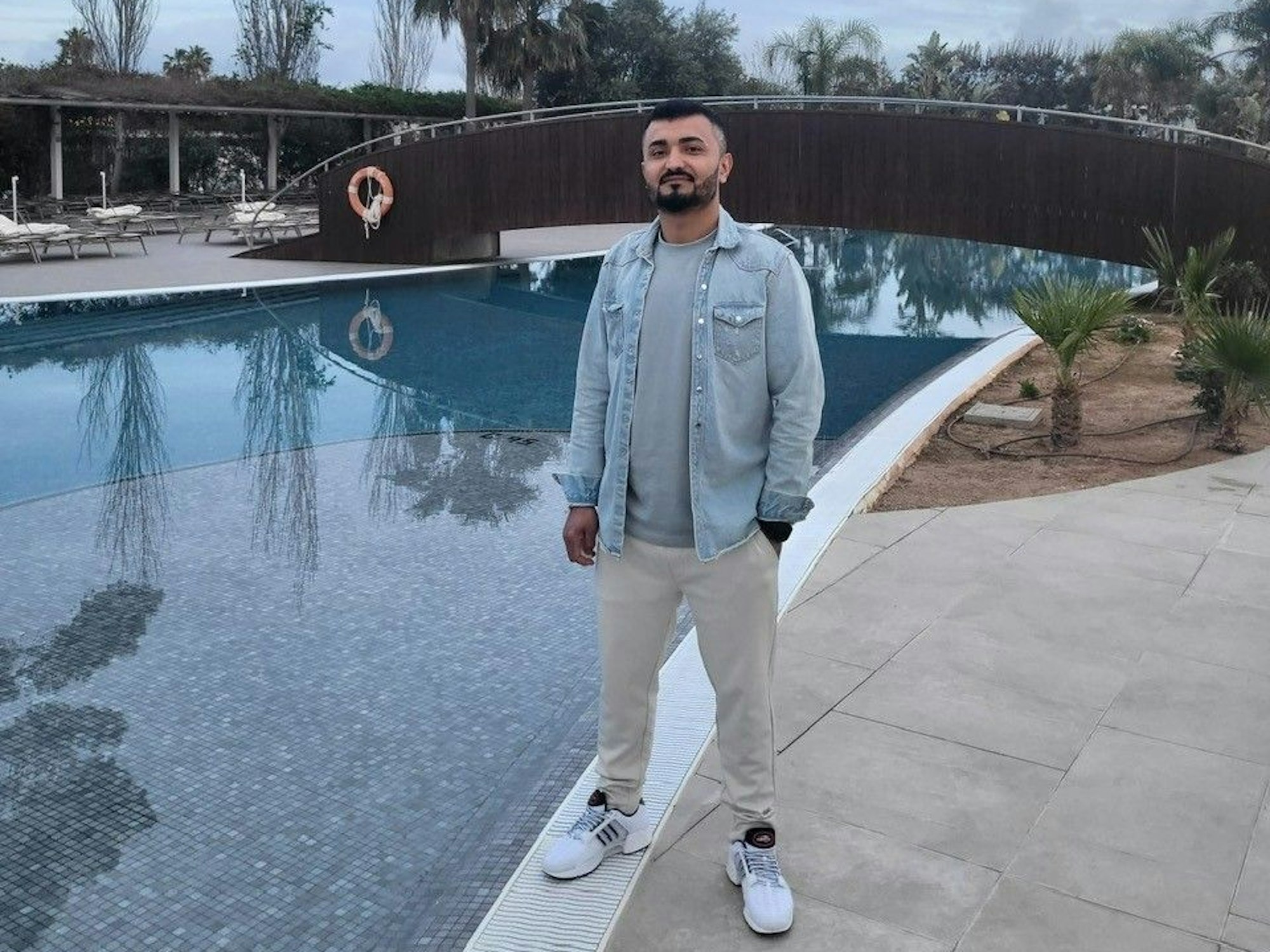 Nawid Hamidi steht an einem Hotelpool