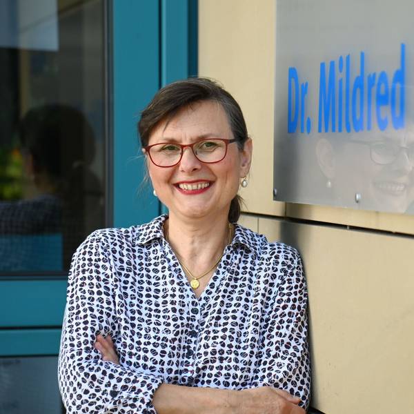 Das Bild zeigt Erzsébet Endlein vor dem Dr.-Mildred-Scheel-Haus.