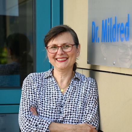 Das Bild zeigt Erzsébet Endlein vor dem Dr.-Mildred-Scheel-Haus.