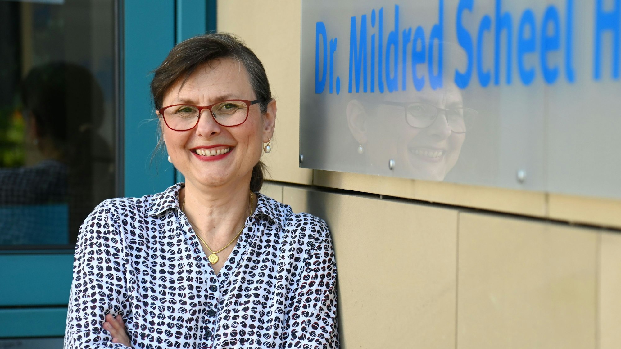 Das Bild zeigt Erzsébet Endlein vor dem Dr.-Mildred-Scheel-Haus.