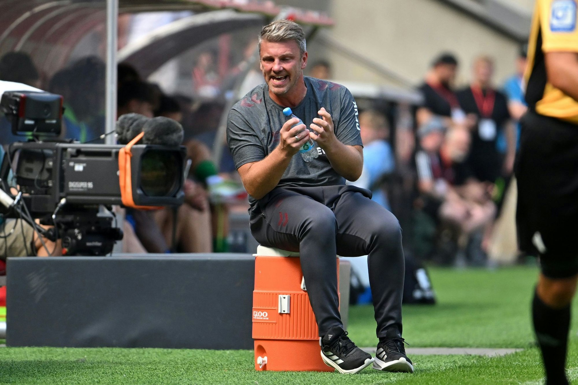 In der Coaching-Zone ist Sitzen nicht mehr erlaubt (Archivbild)