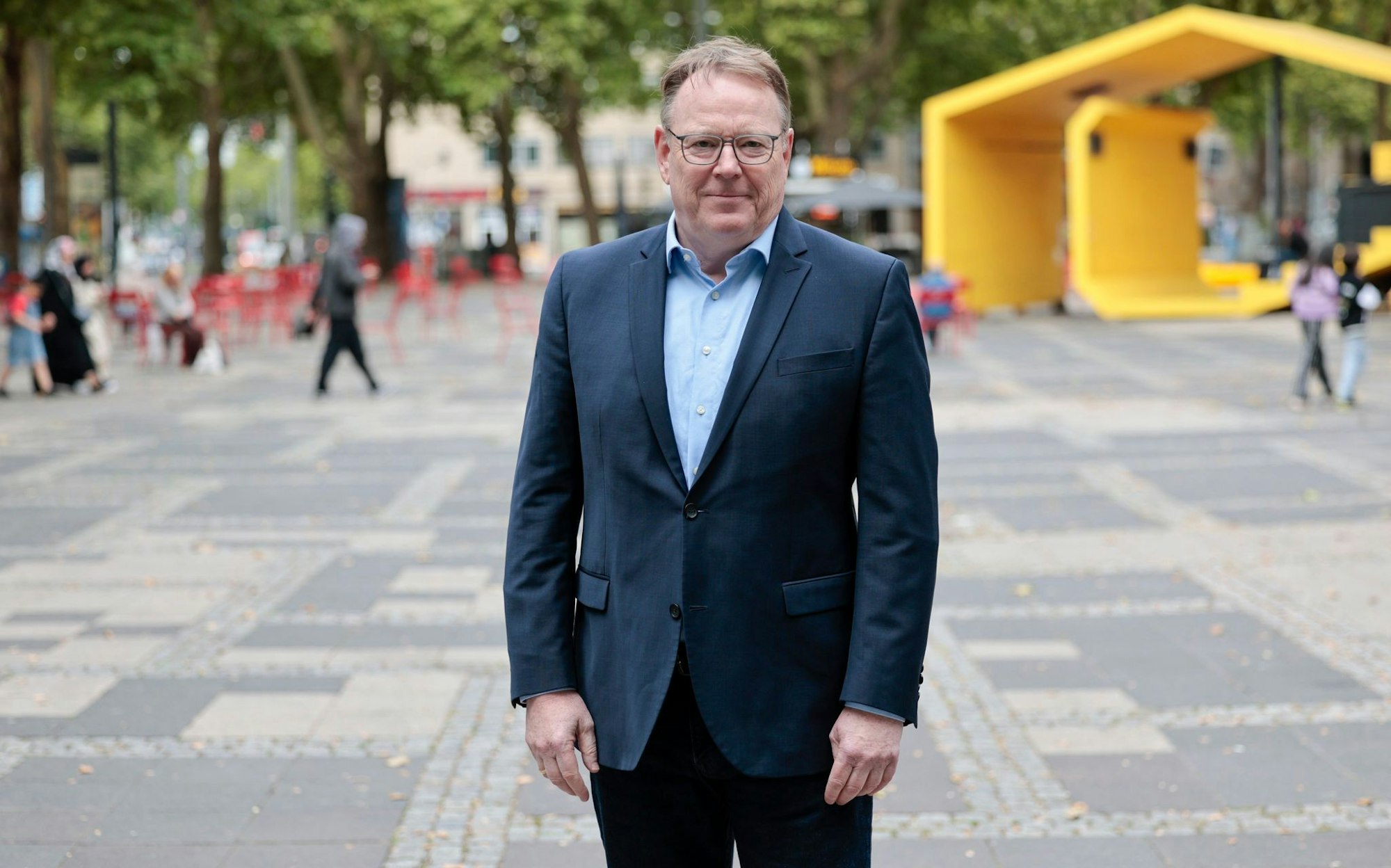 Torsten Burmester, SPD-Oberbürgermeisterkandidat in Köln, steht auf dem Neumarkt, einem Hotspot der Drogenszene in der Millionenstadt.